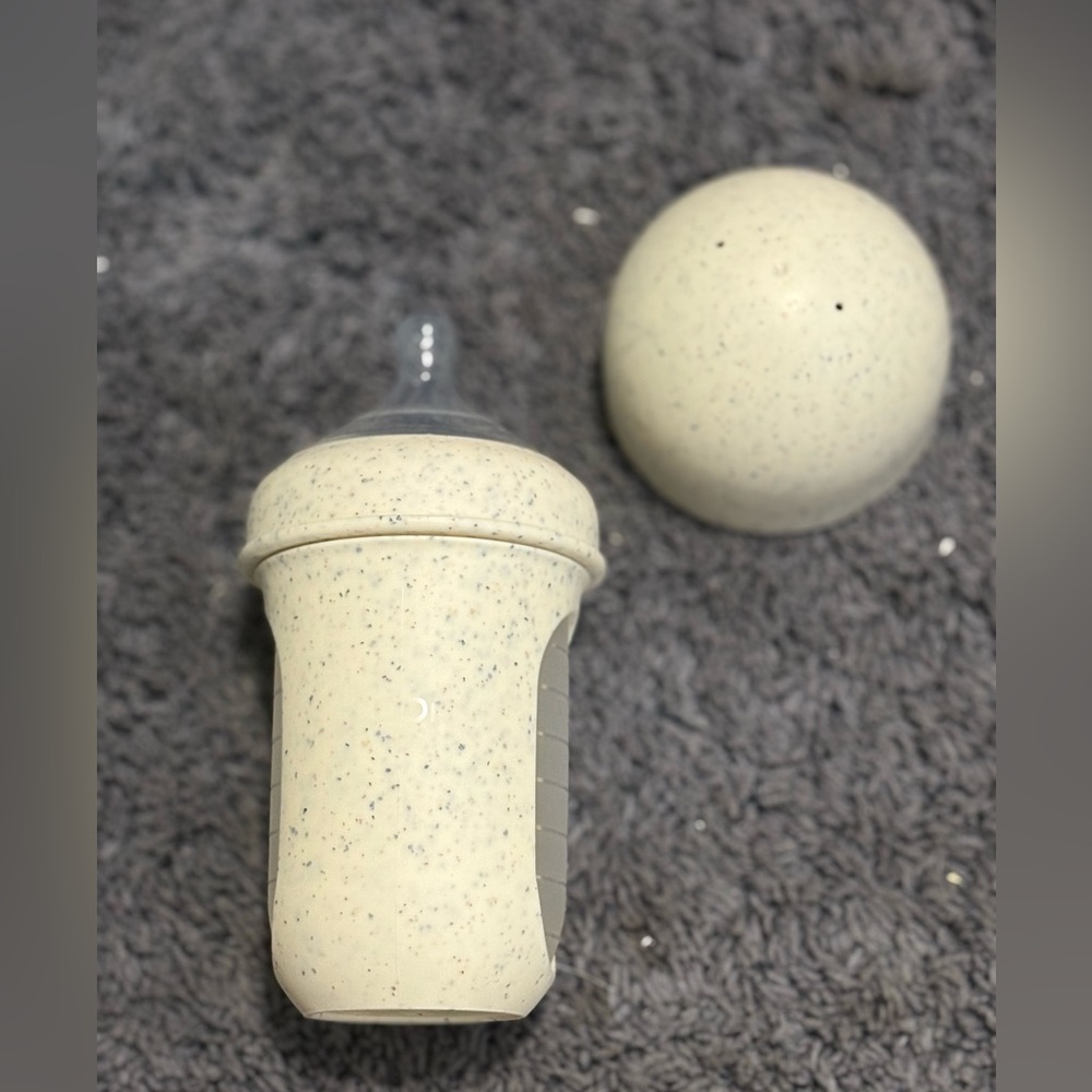 NWOT 240ml cream speckled boon silicone pouch bottle